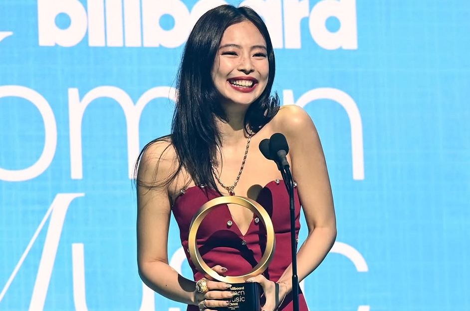 제니가 상받는 사진